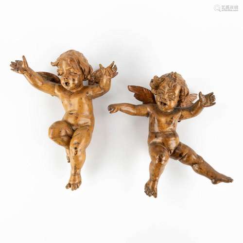 A pair of wood-sculptured putti, basswood, 18th C. (W:22 x H...