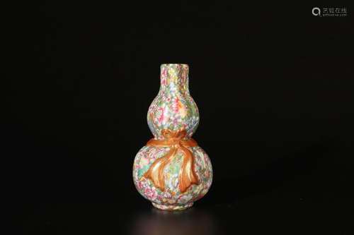 Un vase en forme de calebasse de la dynastie Qing avec des m...