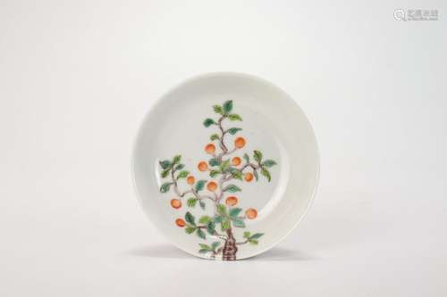 Qing Guangxu Un plat en porcelaine de Chine rose avec des mo...