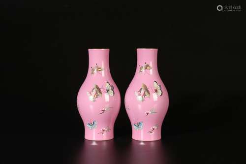 Groupe de vases à olive émaillés carmin et famille rose avec...