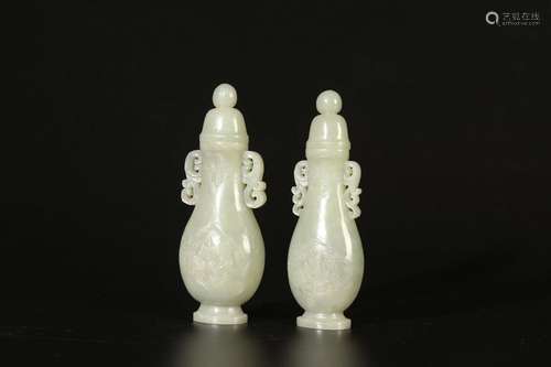 Paire de vases en jade blanc sculptés de motifs floraux