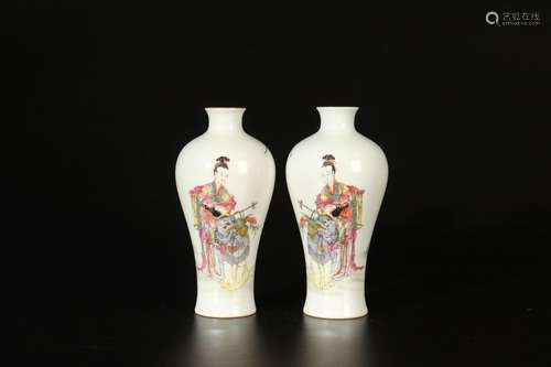 Qing Yongzheng Paire de vases en forme de prunier de la fami...