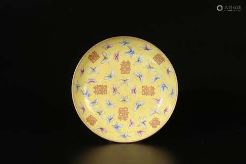 Qing Guangxu Un plat en porcelaine de famille rose avec un m...