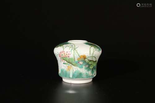 Un lavis floral en porcelaine famille rose, Qing Yongzheng