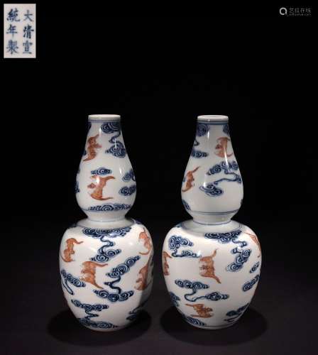 A pair of gourd vases with red auspicious clouds and bat pat...