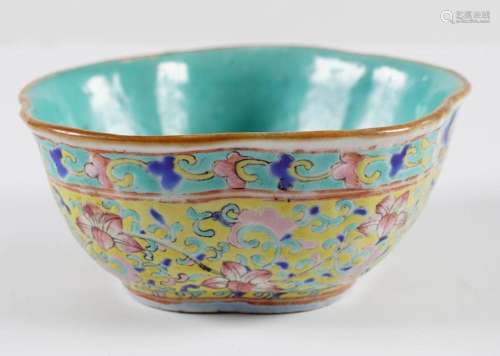 CHINESE QING FAMILLE ROSE BOWL