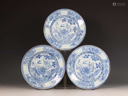 China, set of three blue and white porcelain plates, Qianlon...