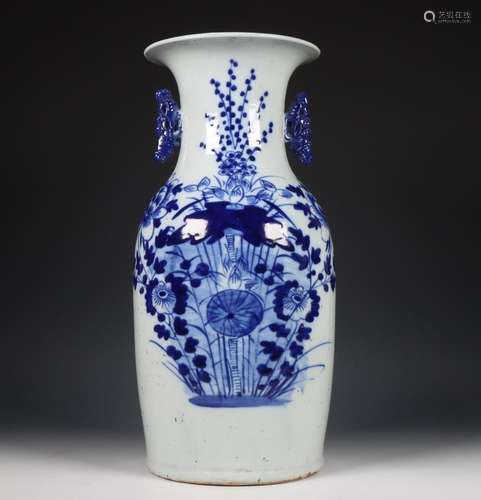 China, blue and white porcelain vase, 19th century,