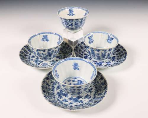 China, set van vier blauw-wit porseleinen koppen en drie sch...