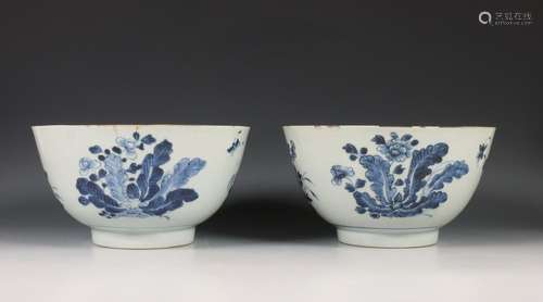 China, twee blauw-wit porseleinen kommen, laat 18e eeuw,