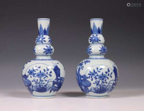 China, pair of blue and white garlic-neck vases, 19th/ 20th ...