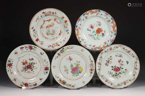 China, five famille rose porcelain plates, Qianlong period (...