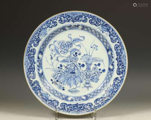 China, blue and white porcelain dish, late 18th century,