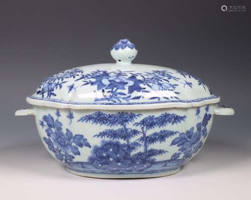 China, blue and white porcelain oval tureen and cover, Qianl...