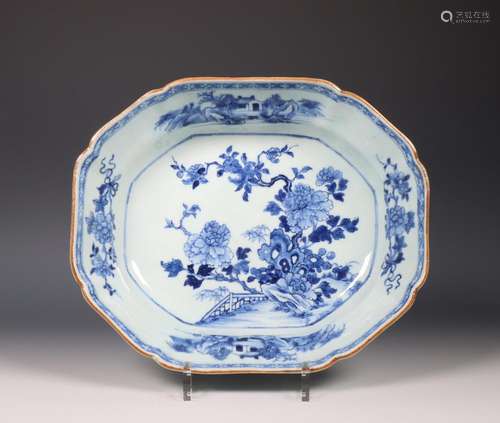 China, deep blue and white porcelain serving dish, Qianlong ...