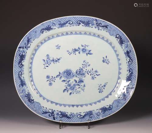 China, blue and white porcelain serving dish, Qianlong perio...