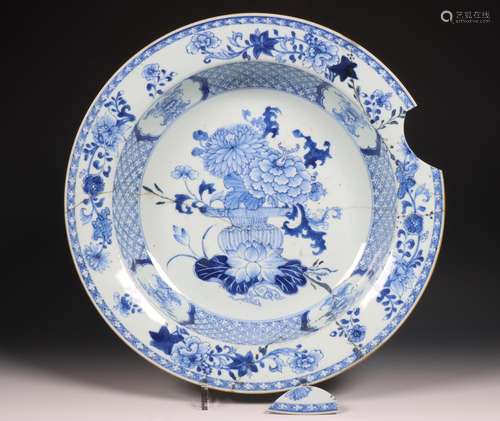 China, large blue and white porcelain deep serving dish, Qia...