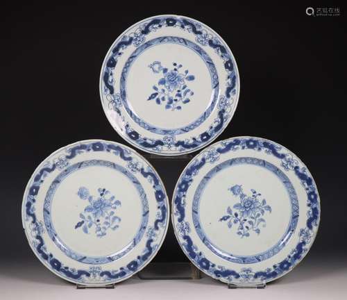 China, set of three blue and white plates, Qianlong period (...