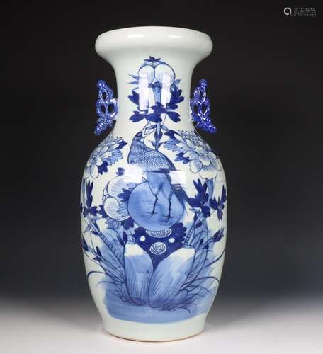 China, blue and white porcelain vase, 19th century,