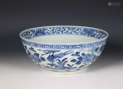 China, blue and white porcelain dragon bowl, 19th century,