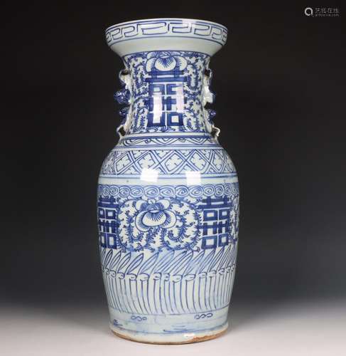 China, blue and white porcelain vase, 19th century,