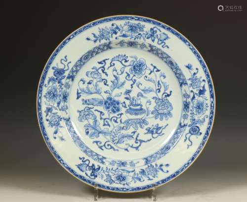 China, blue and white porcelain dish, late 18th century,