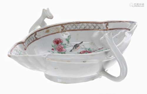 Chinese armorial double-lipped porcelain sauceboat, decorate...