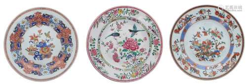 Chinese famille rose porcelain plate, painted with exotic bi...