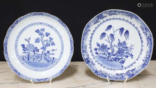 Pair of Chinese export blue and white porcelain circular pla...