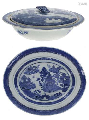 Chinese export blue and white porcelain oval tureen and cove...