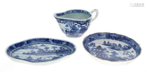 Chinese export blue and white porcelain sauce boat, decorate...
