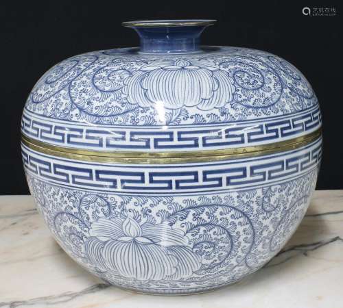 Good decorative Thai blue and white porcelain jar with cover...