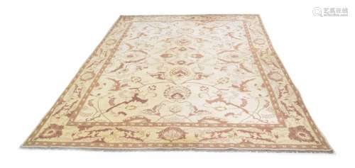 Large Tabriz pattern Persian/Indian carpet, with foliate mot...