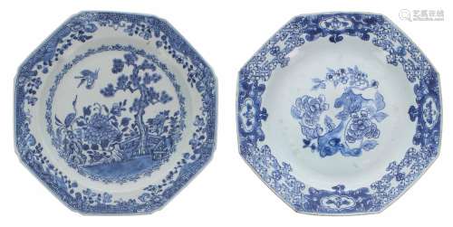 Two similar Chinese blue and white porcelain octagonal plate...