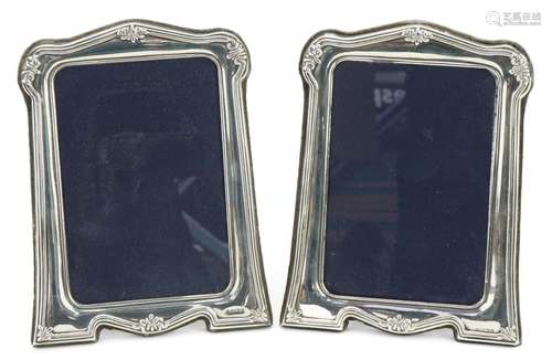 Carrs, pair of Art Nouveau style silver easel photo frames w...