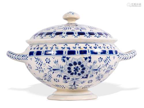 Soup tureen, Zsolnay, Pécs, Around 1890, Porcelain faience