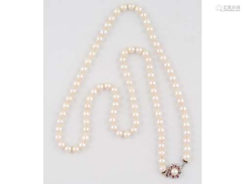 Pearl necklace, Flower shaped clasp, 14 ct gold set with a p...