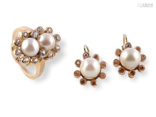 Pair of earrings & ring, 14 ct gold, Pearls