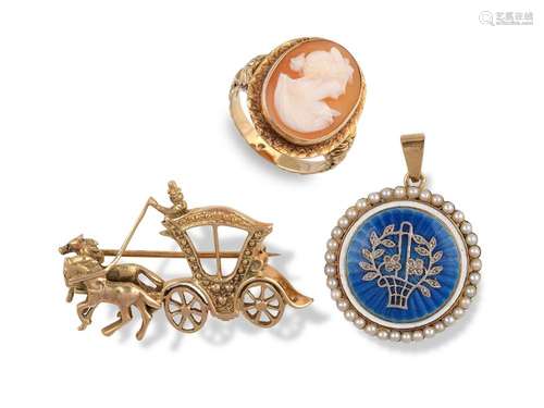 Mixed lot: 1 ring, 1 brooch & 1 medallion pendant