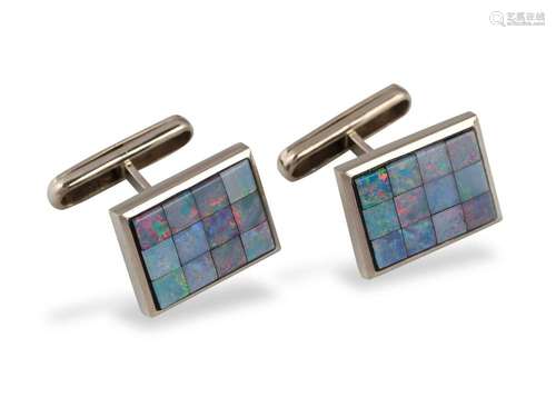 Pair of cufflinks, 14 ct white gold, Opal