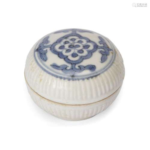 A small Chinese blue and white ‘peony’ box and cover<br />
<...
