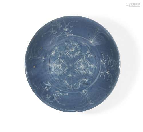 A large Chinese Zhangzhou (Swatow) slip-decorated blue-glaze...