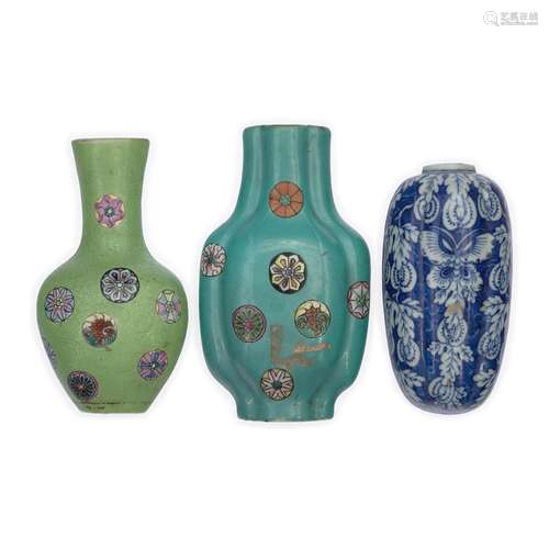 Three Chinese wall vases<br />
<br />
Late Qing dynasty/Repu...