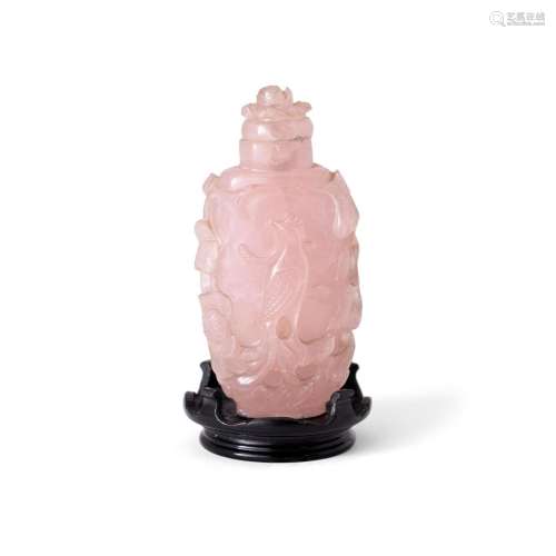 A Chinese rose quartz snuff bottle<br />
<br />
Late Qing dy...