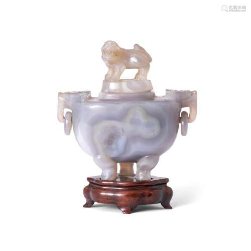 A Chinese agate tripod incense burner<br />
<br />
Late Qing...