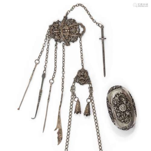 A Chinese silver necklace and a silver snuff box<br />
<br /...