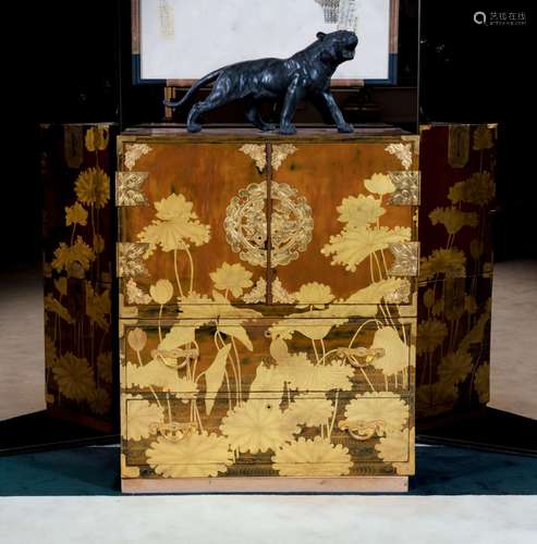 JAPON Epoque MEIJI (1868-1912)<br />
Cabinet en bois ou