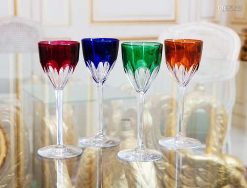 BACCARAT<br />
Suite de neufs verres à pieds en cristal