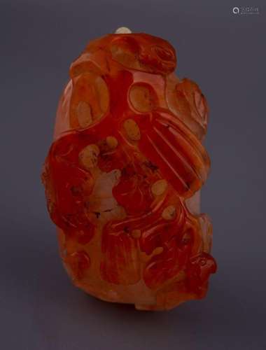 CHINESE WHITE AND RUSSET AGATE SNUFF BOTTLE