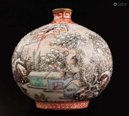 CHINESE LATE QING PORCELAIN SNUFF BOTTLE
